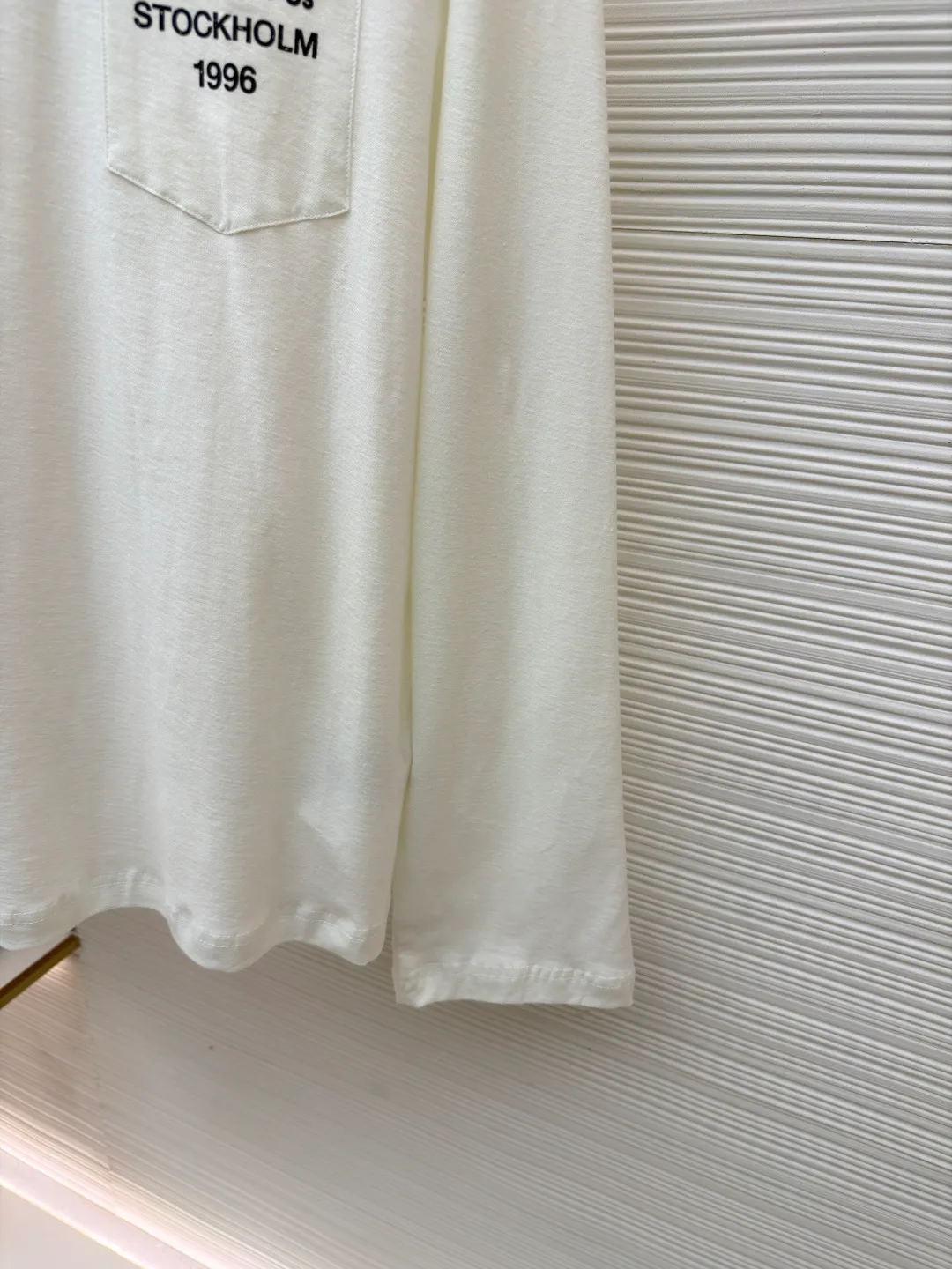 Acne Studios linen printed long sleeves ●Original version: Purchased and developed for 3199 ●Item number: 1681393-A05 ●Fabric: linen fabric ●Technology: Printing production ●Color: white ●Version: Fitted version ●Weight: about 215 grams ●Size: S-M-L ●Description: The fabric is blended with 85% combed cotton and 15% linen. Combed cotton provides the skin-friendly feel, durability and smooth texture of clothing when worn next to the skin; while the injection of 15% linen is the soul of the design - it breaks the mediocrity of pure cotton and brings the iconic natural irregular knotted texture, unique dryness and breathability, as well as a micro-wrinkle texture and retro charm that become more natural over time. This ratio not only ensures comfort, but also gives the fabric a three-dimensional, relaxed and vital high-level texture. The pattern decoration on the chest adopts traditional and elegant screen printing technology. This is not a simple flat transfer, but by making a fine screen and manually scraping the ink layer by layer onto the surface of the fabric. The overall wiring is straight and delicate, the fabric is comfortable and soft, and the color is consistent without color difference. It can be matched with the same style to create a fashionable look and control various occasions. Customized accessories, complete with three standards, same style for men and women!
